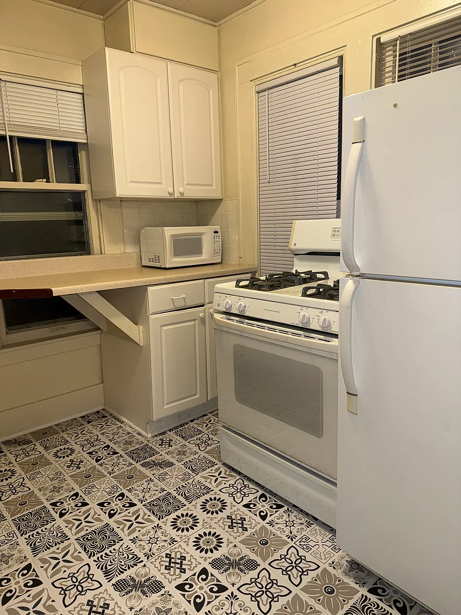 Building Photo - 122 E Elm St #2