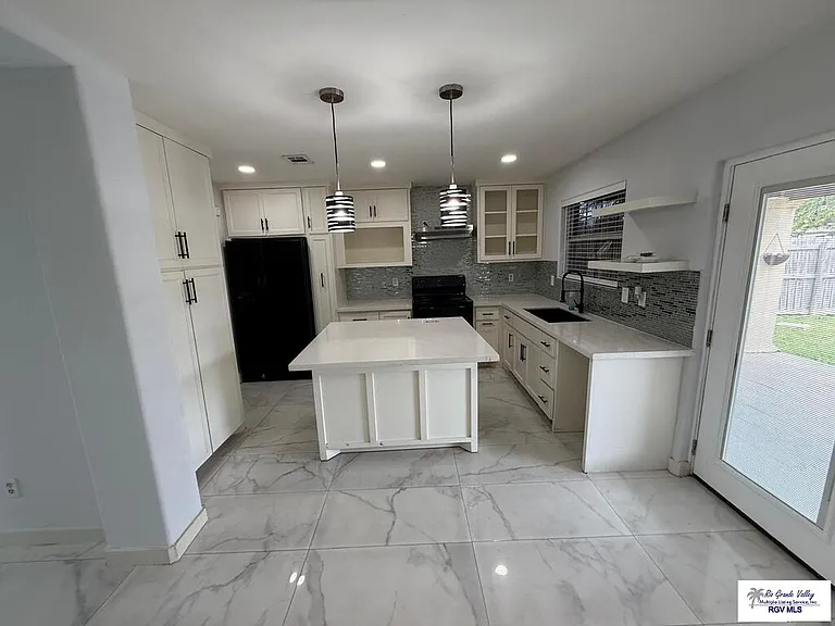 2811 Pompeii St — Photo 3