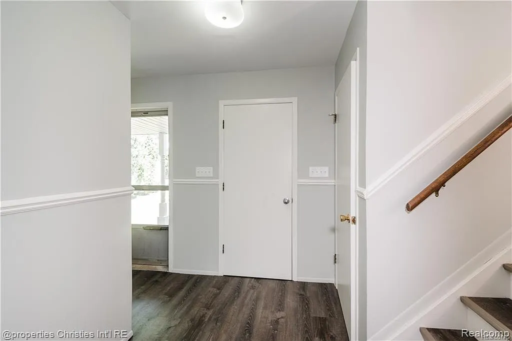 3 bed, 2.0 bath, 2542 sqft, $2,200 — Photo 3