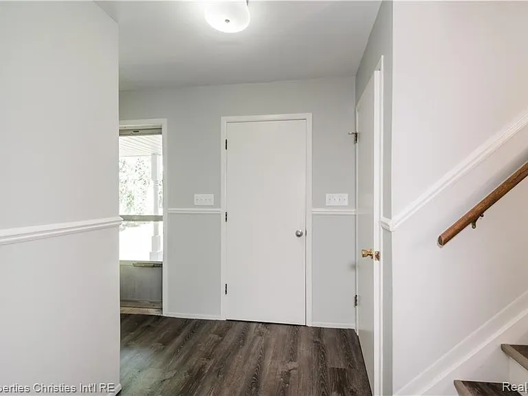 215 Woodsboro Dr — Photo 3