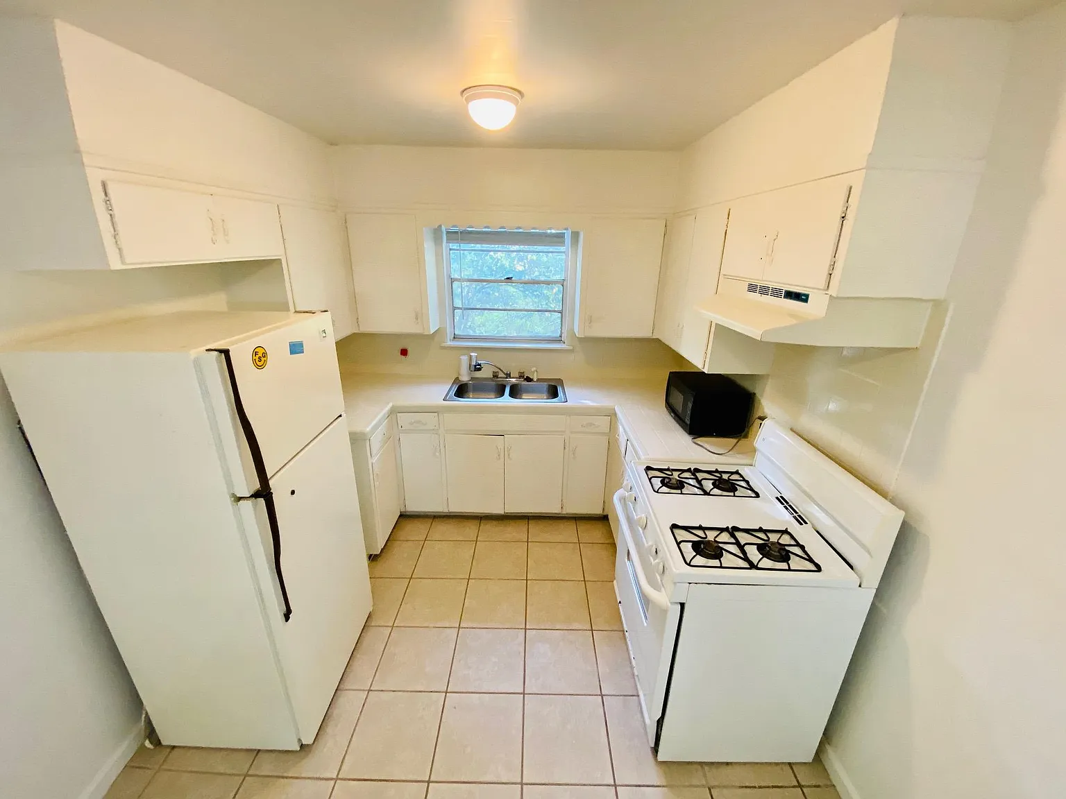 2 bed, 1.0 bath, 886 sqft, $1,595 — Photo 4