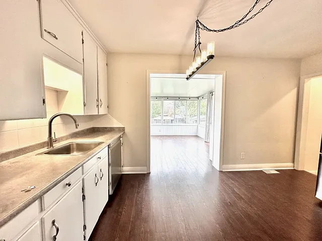 320 Brock St — Photo 12
