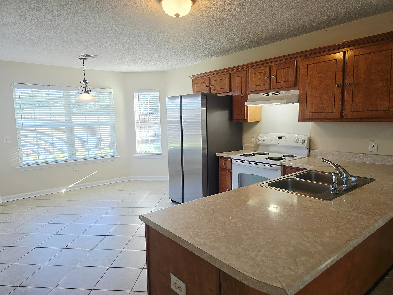 3 bed, 2.0 bath, 1300 sqft, $1,850 — Photo 3