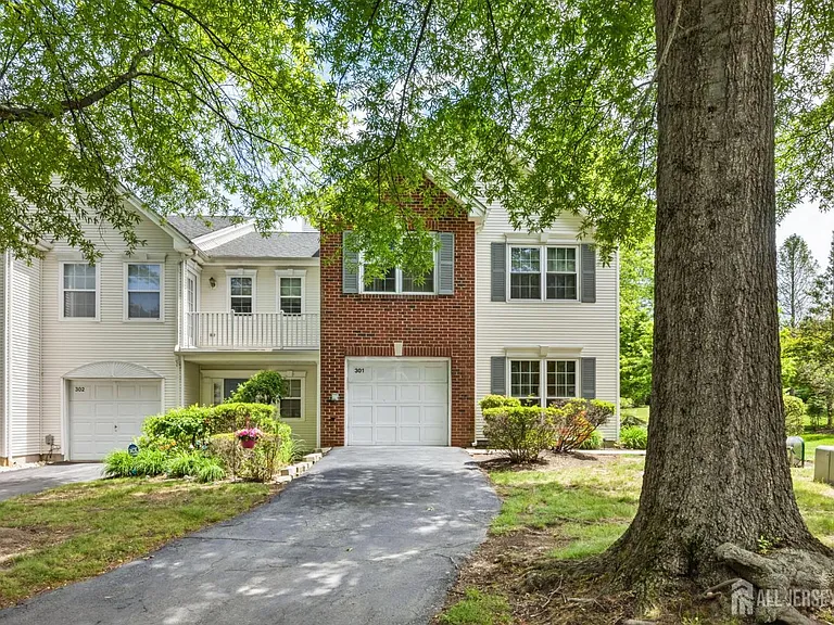 301 Pheasant Run — Photo 1
