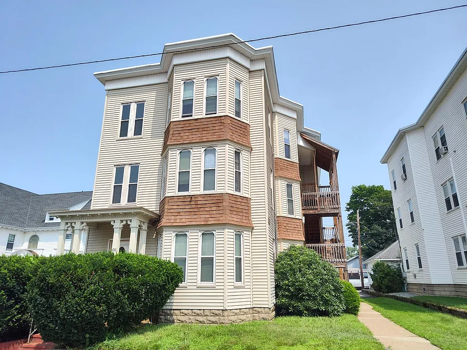 487 Cartier St #3R