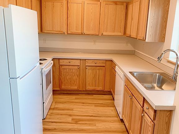 3rd image of 1124 N Forest St #201