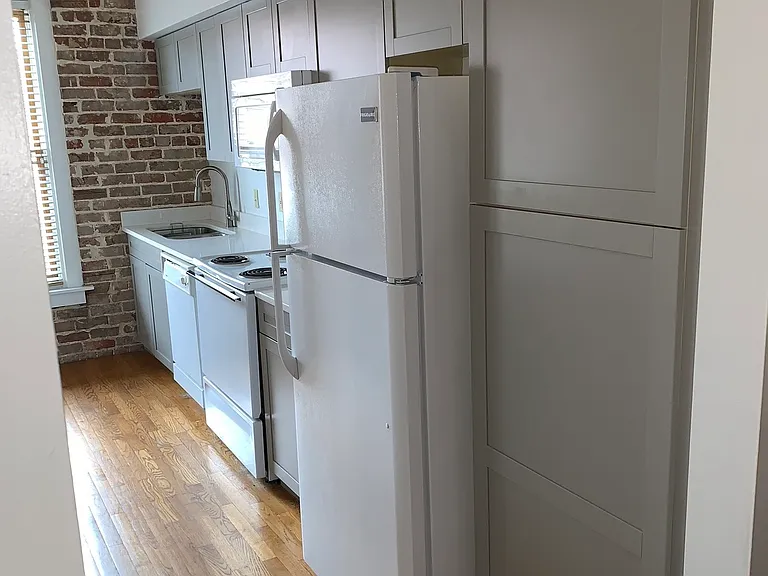 102 E Thomas St #4 — Photo 3