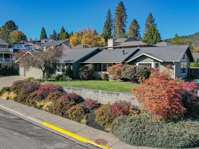 906 NW Regent Dr, Grants Pass, OR, 97526
