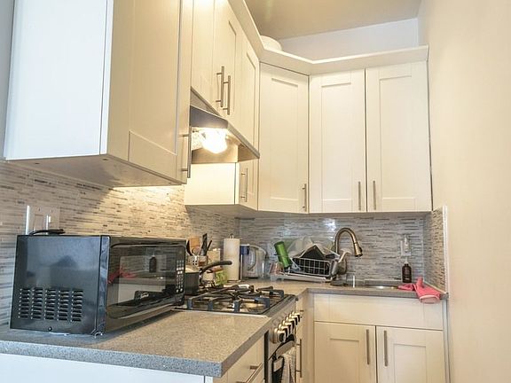3rd image of 261 Jefferson Ave APT 5
