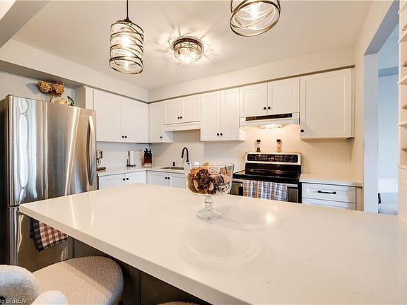 5th image of 9 Bonheur Ct #401