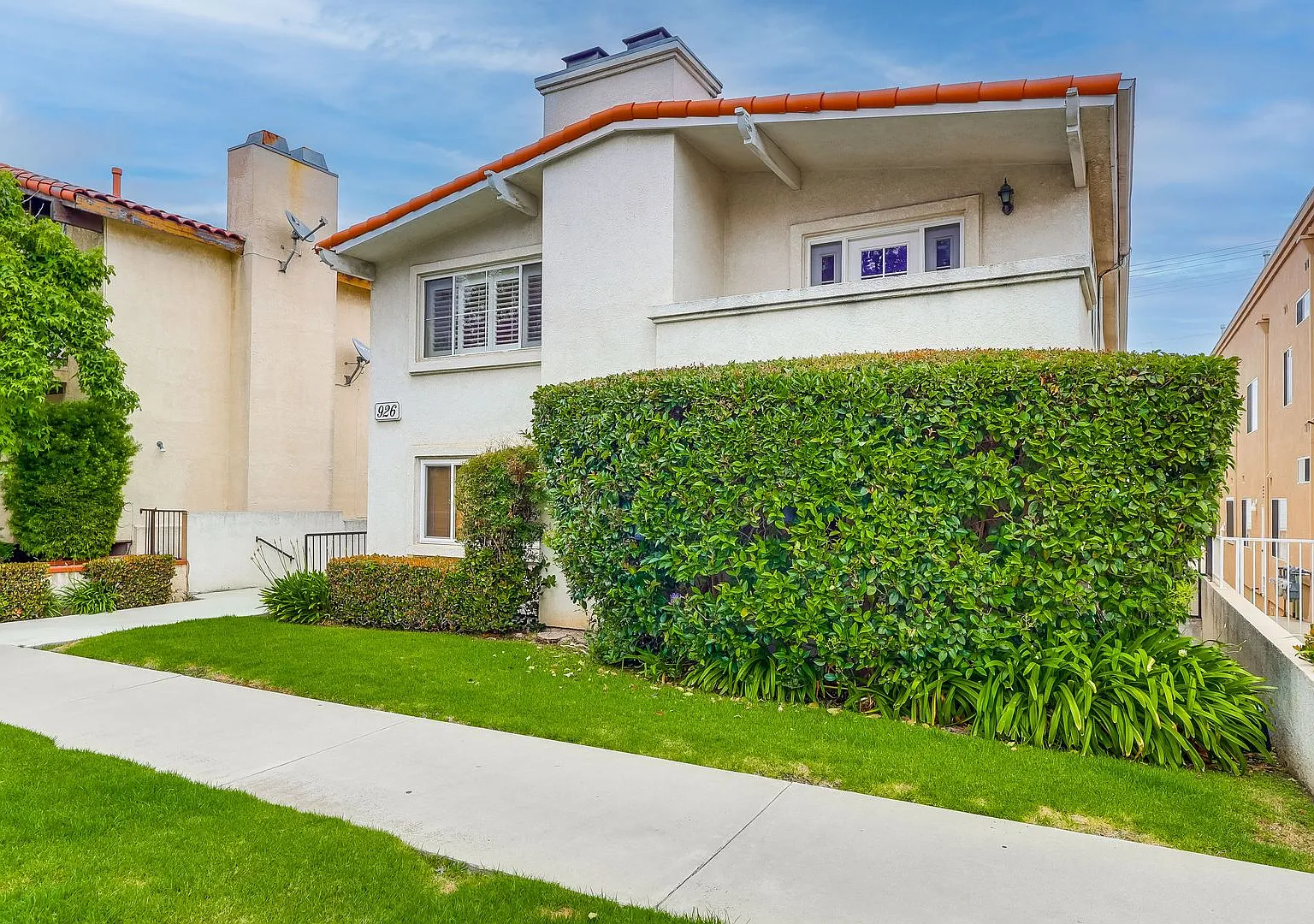 A Must SEE! Specious 3 Bedroom 2 bath upstairs condo — Photo 3