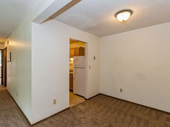 3rd image of 415 Woodside Dr APT 5