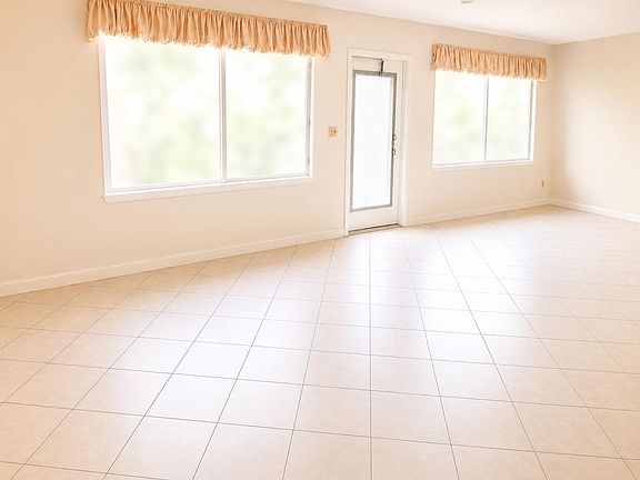 3rd image of 1015 Ainslie A Drive
