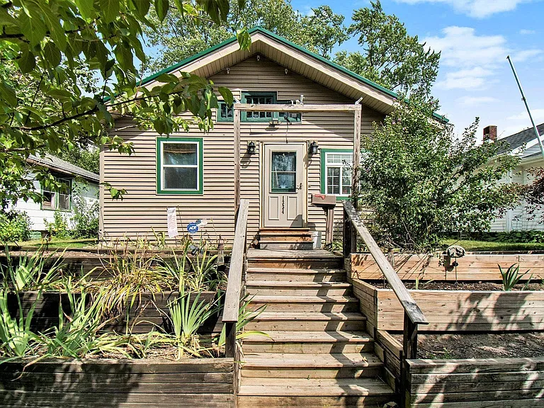 1334 College St — Photo 18