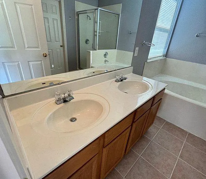 Dual sinks in master bathroom