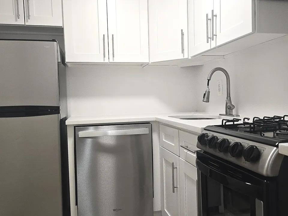 123 E 54th St #6B