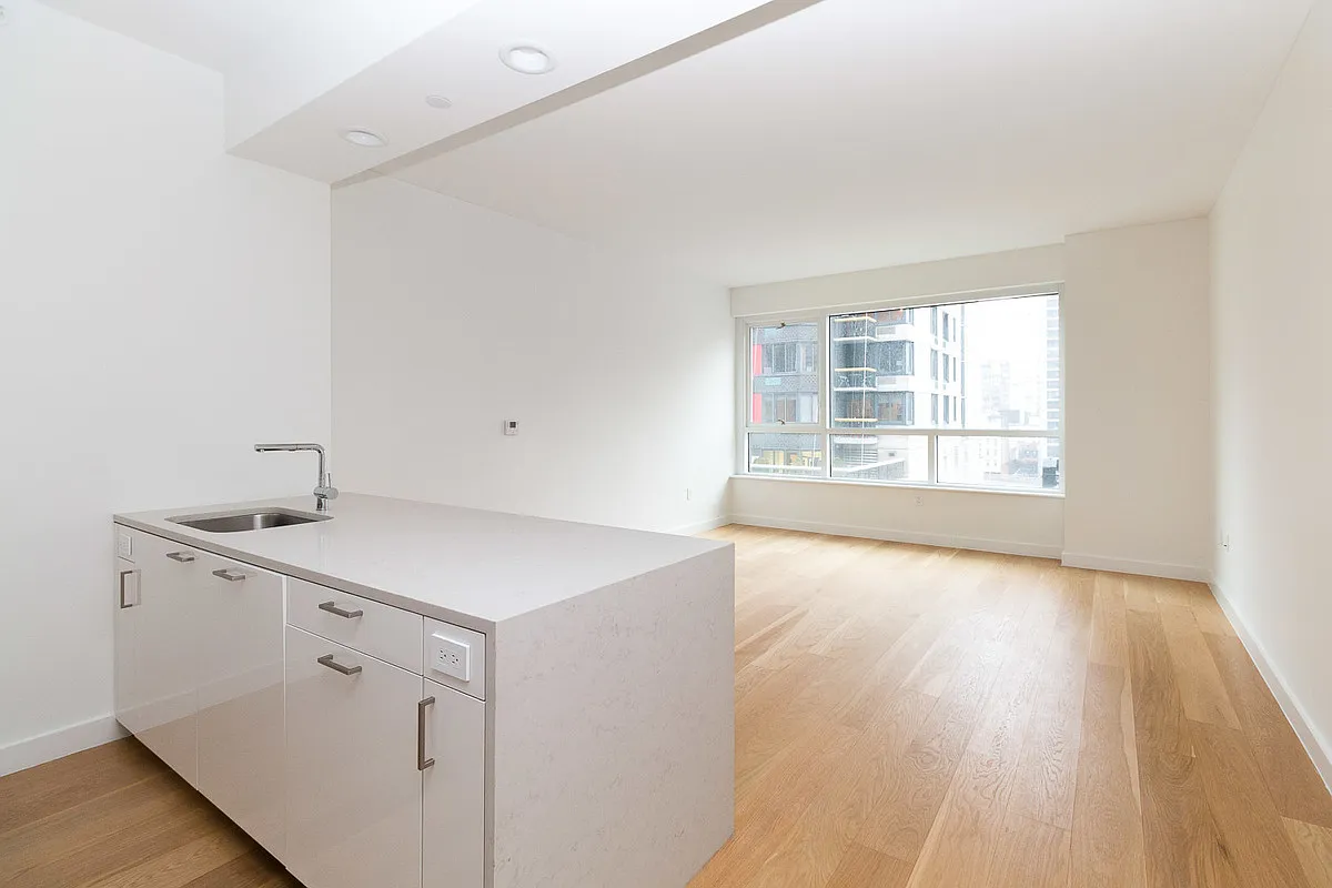301 E 61st St APT 5C photo 1