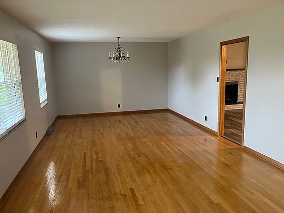 3rd image of 306 Barberry Dr
