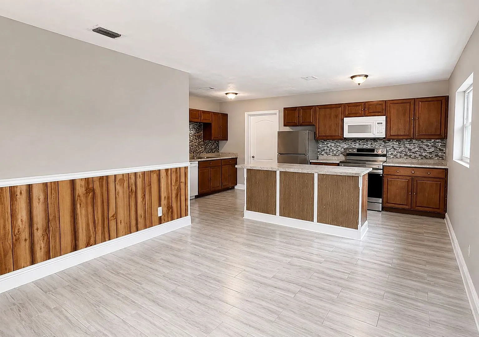 Updated 3 Bedroom Home with Bonus Florida Room, Workshop & Fenced Yard — Photo 2
