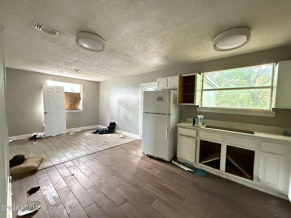 2nd image of 27 W 44TH Street