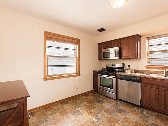 5th image of 9109 Newcastle Ave