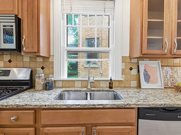 2840 Pine Grove Ave — Photo 10