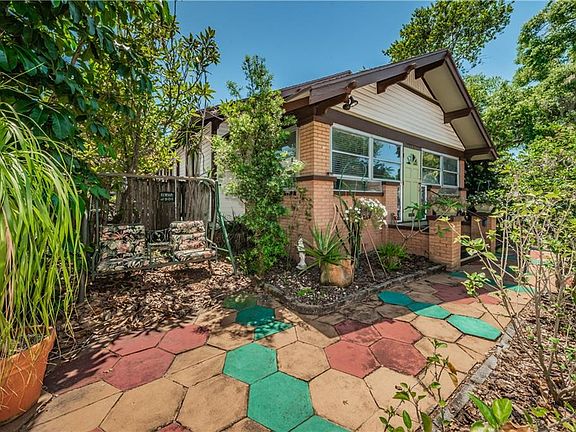 2nd image of 450 10th Ave N