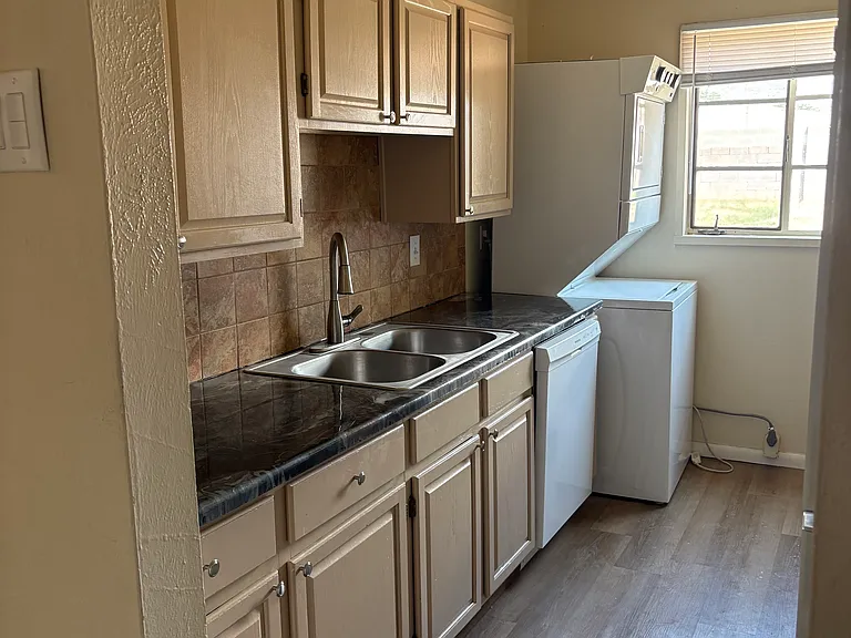 1222 Christine St NE — Photo 4