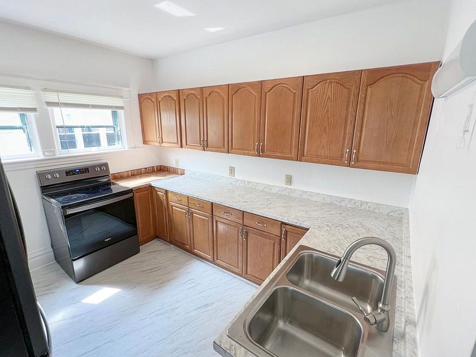 1st image of 832 Oak St