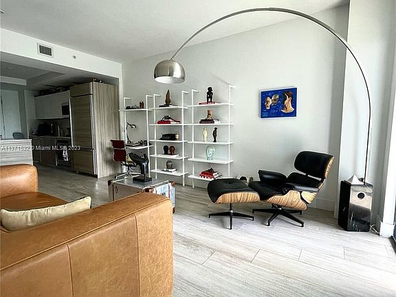 4th image of 121 NE 34th St Unit 2903