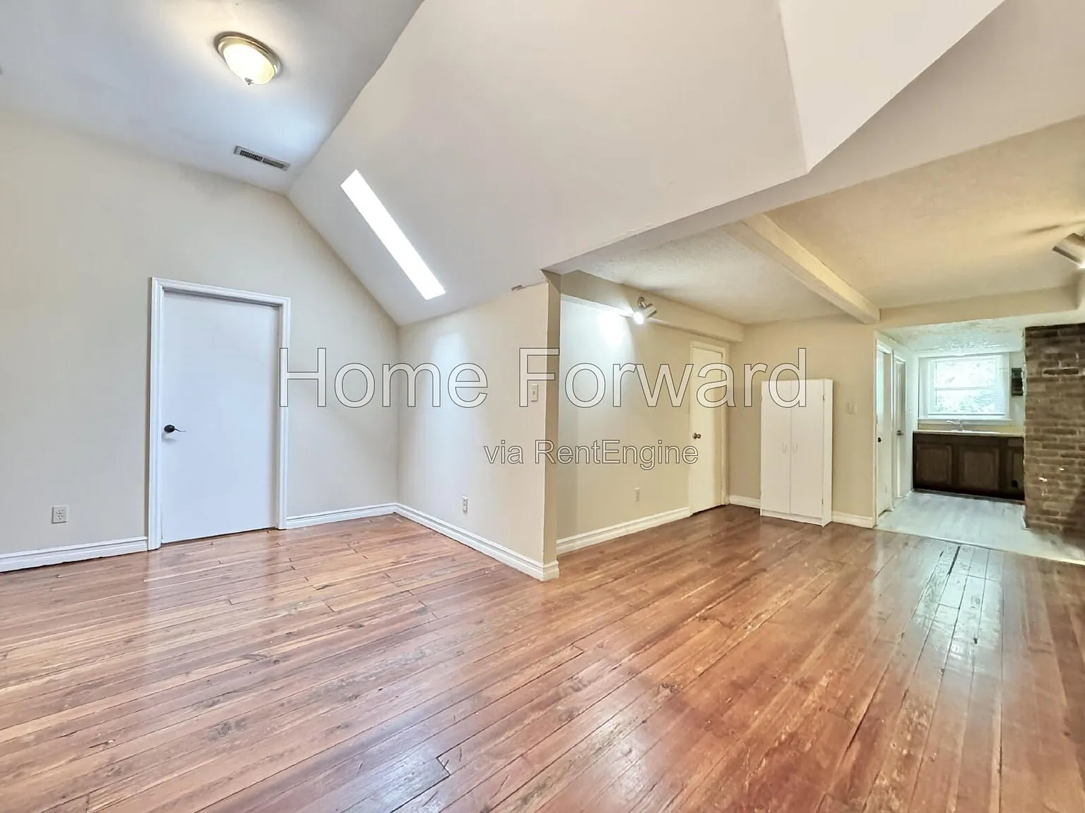 5 bed, 2.0 bath, 1500 sqft, $2,600 — Photo 2