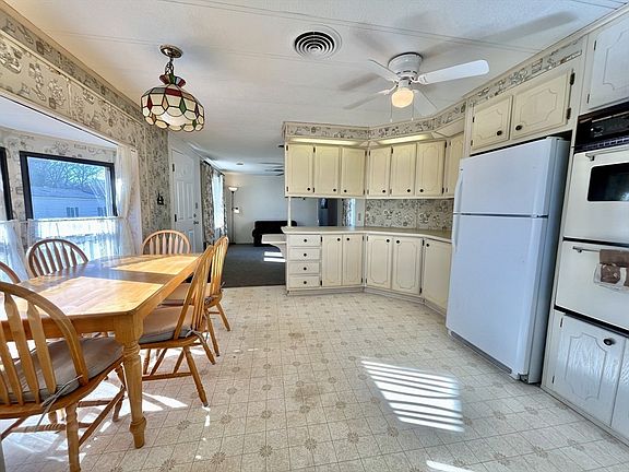 4th image of 9 Chestnut Cir