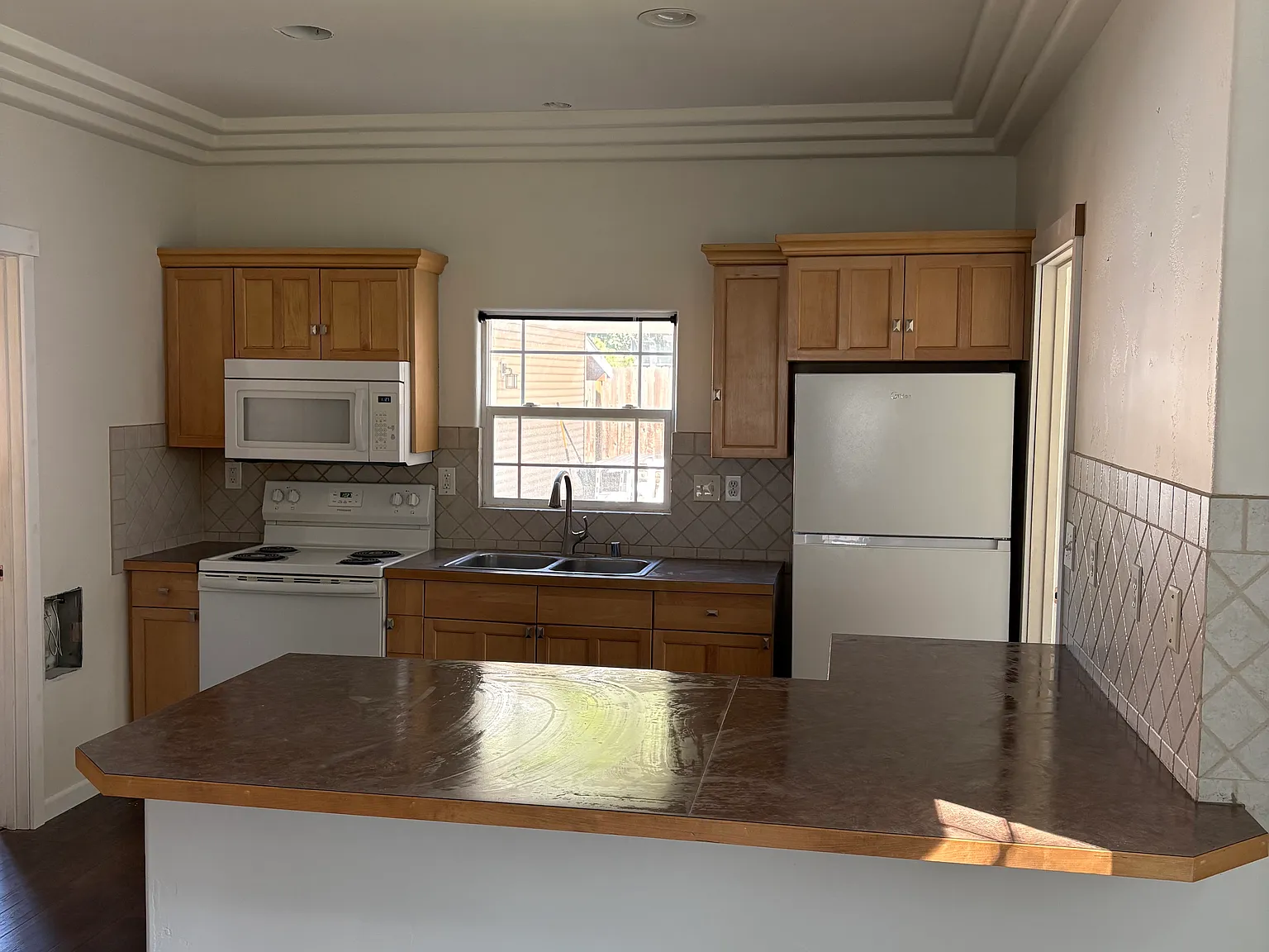 4 bed, 2200 sqft, $2,400 — Photo 4