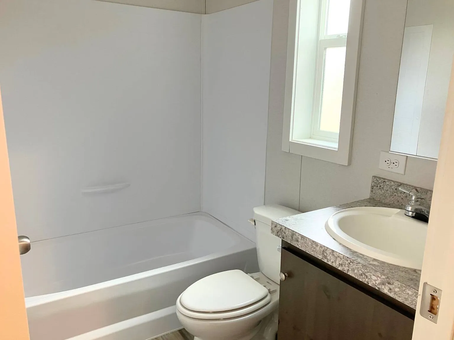 3 bed, 2.0 bath, 960 sqft, $1,595 — Photo 4