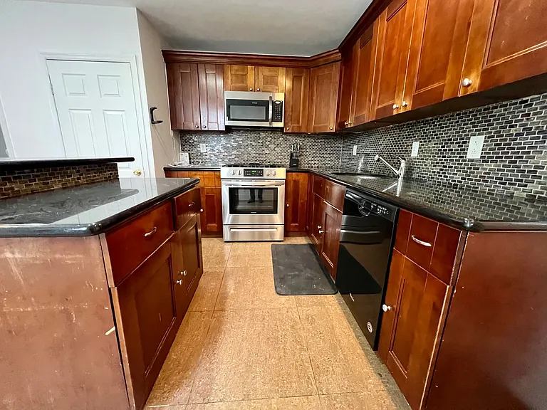 412 N 32nd St — Photo 9