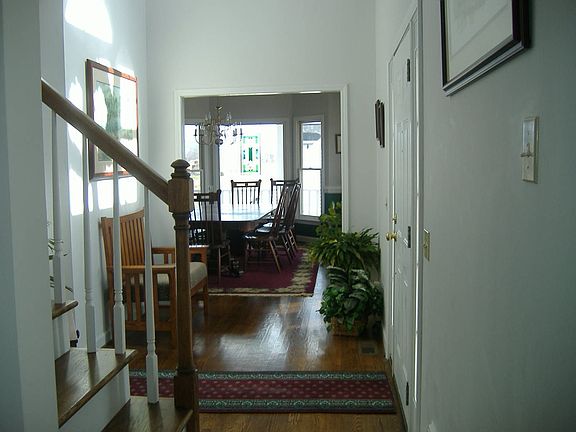 Foyer w/HW floors