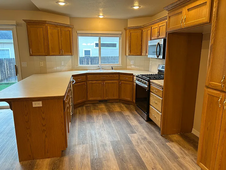 1811 N Prestwick Way — Photo 4