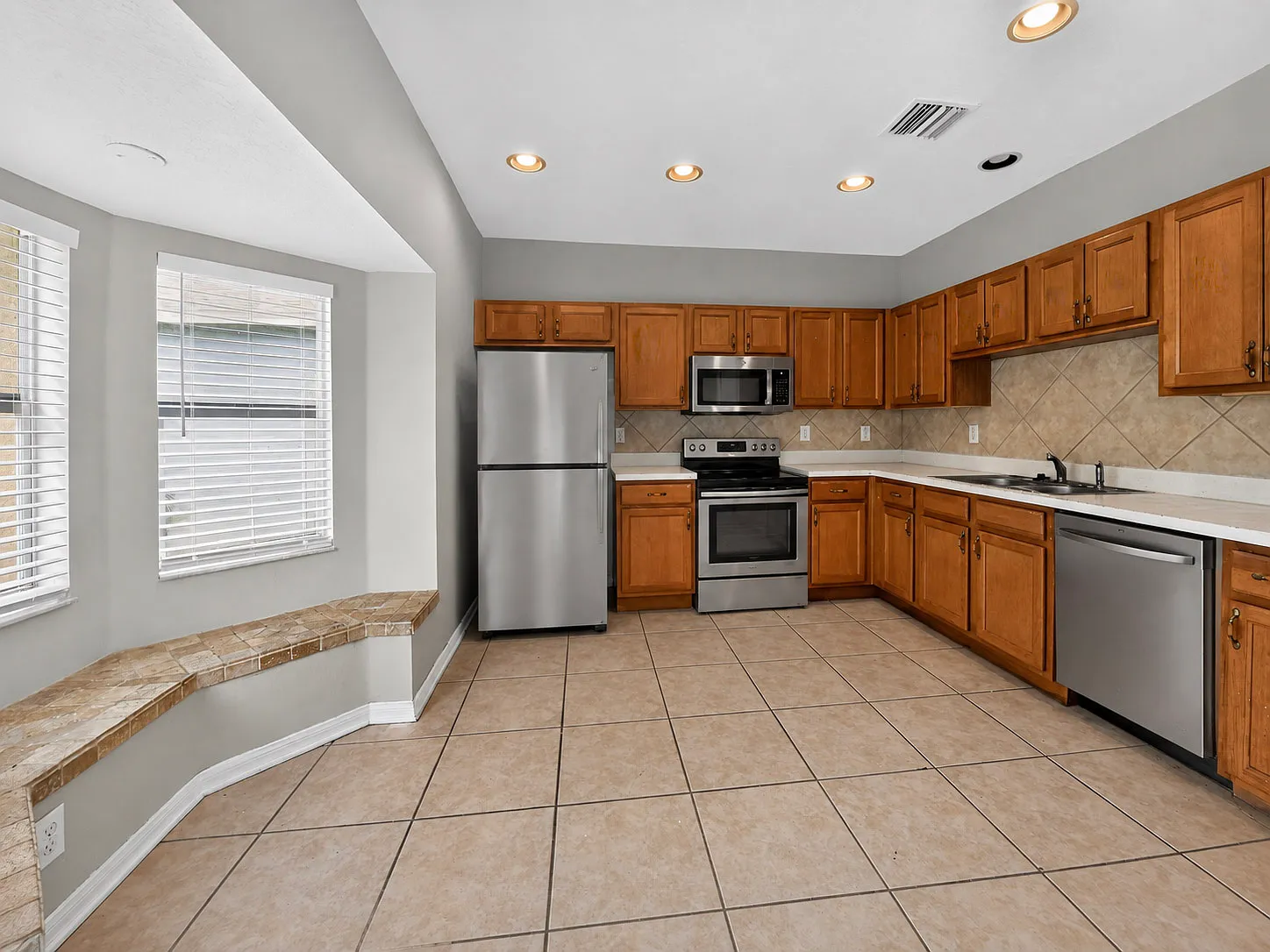 4 bed, 2.5 bath, 2038 sqft, $3,825 — Photo 4