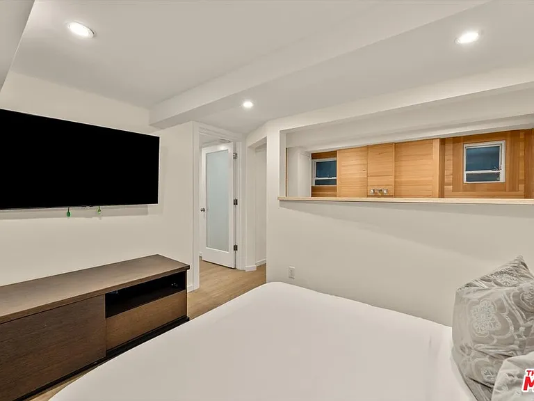 936 Palisades Beach Rd — Photo 27