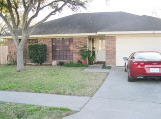 111 Ridge Dr, Victoria, TX 77904