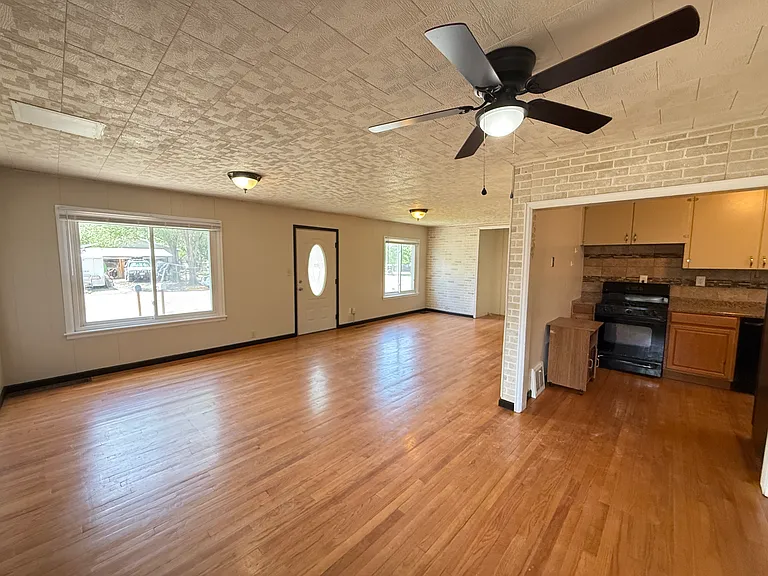 895 Russell St — Photo 2