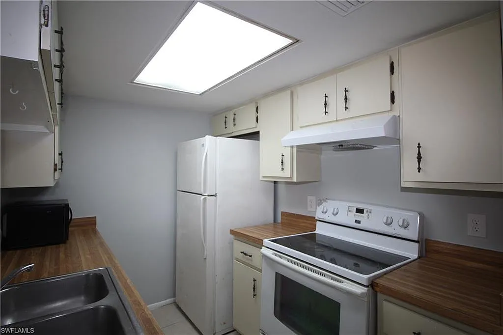 2 bed, 1.0 bath, 1049 sqft, $1,295 — Photo 2