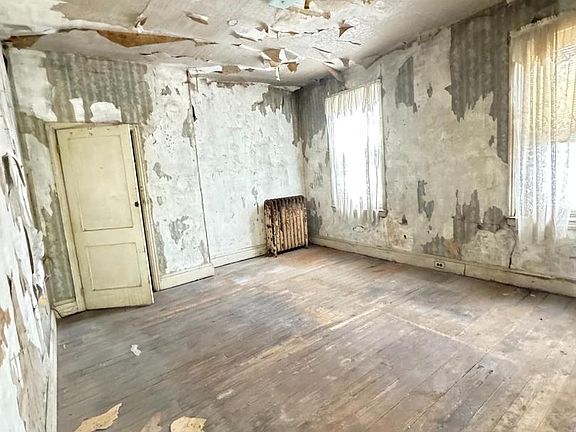 5th image of 110 Diamond St