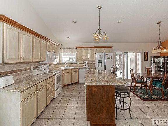 2nd image of 865 Summerfield Dr