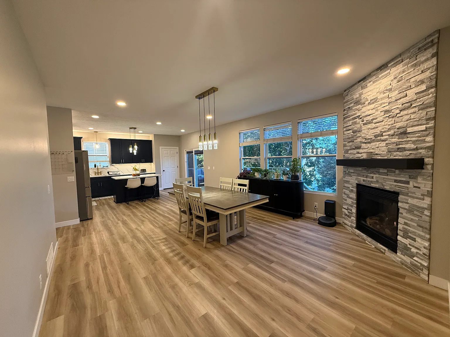 5 bed, 3.5 bath, 3674 sqft, $3,450 — Photo 2