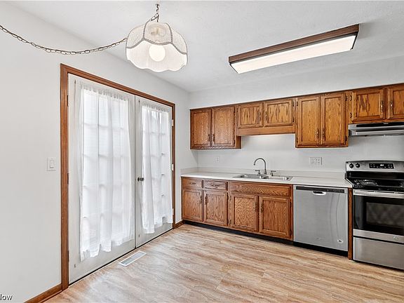 5th image of 1024 S Court St
