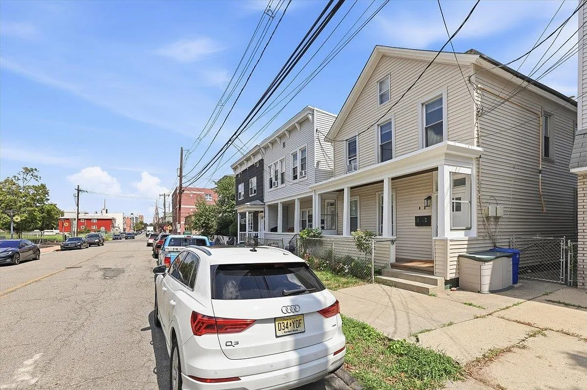 2 bed, 1.0 bath, $2,700 — Photo 3