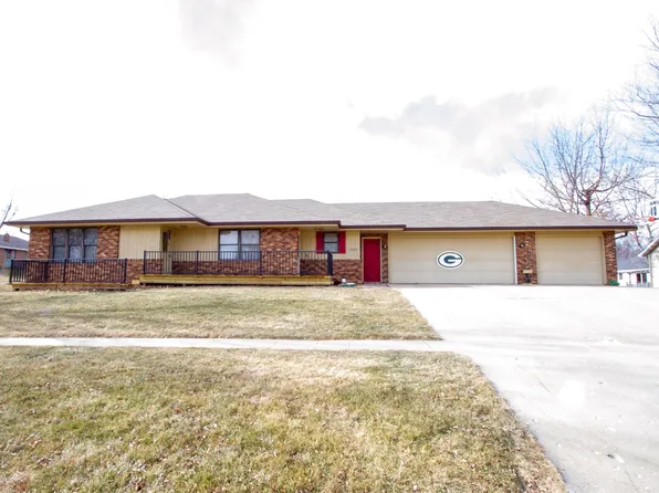 1329 E 7th St, Pella, IA 50219