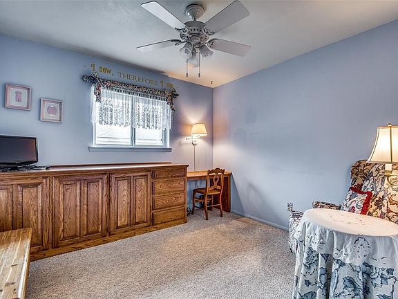 4th image of 1602 Tulip Dr