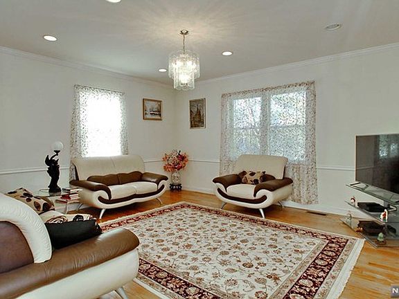 4th image of 335 Trensch Dr